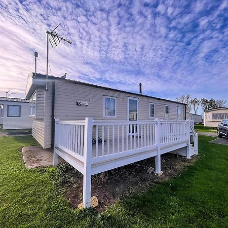 Lovely Caravan With Decking At Seawick Holiday Park In Essex Ref 27471Sw Clacton-on-Sea Exteriör bild