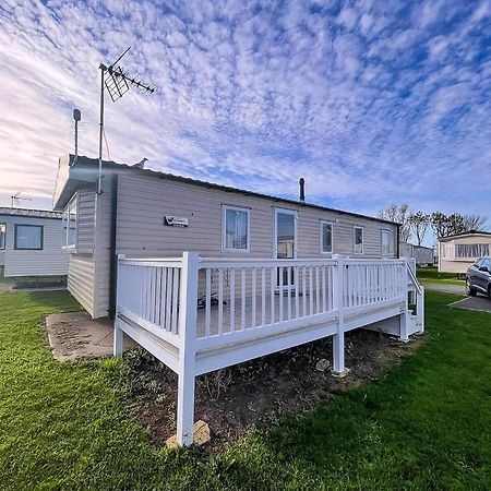Lovely Caravan With Decking At Seawick Holiday Park In Essex Ref 27471Sw Clacton-on-Sea Exteriör bild
