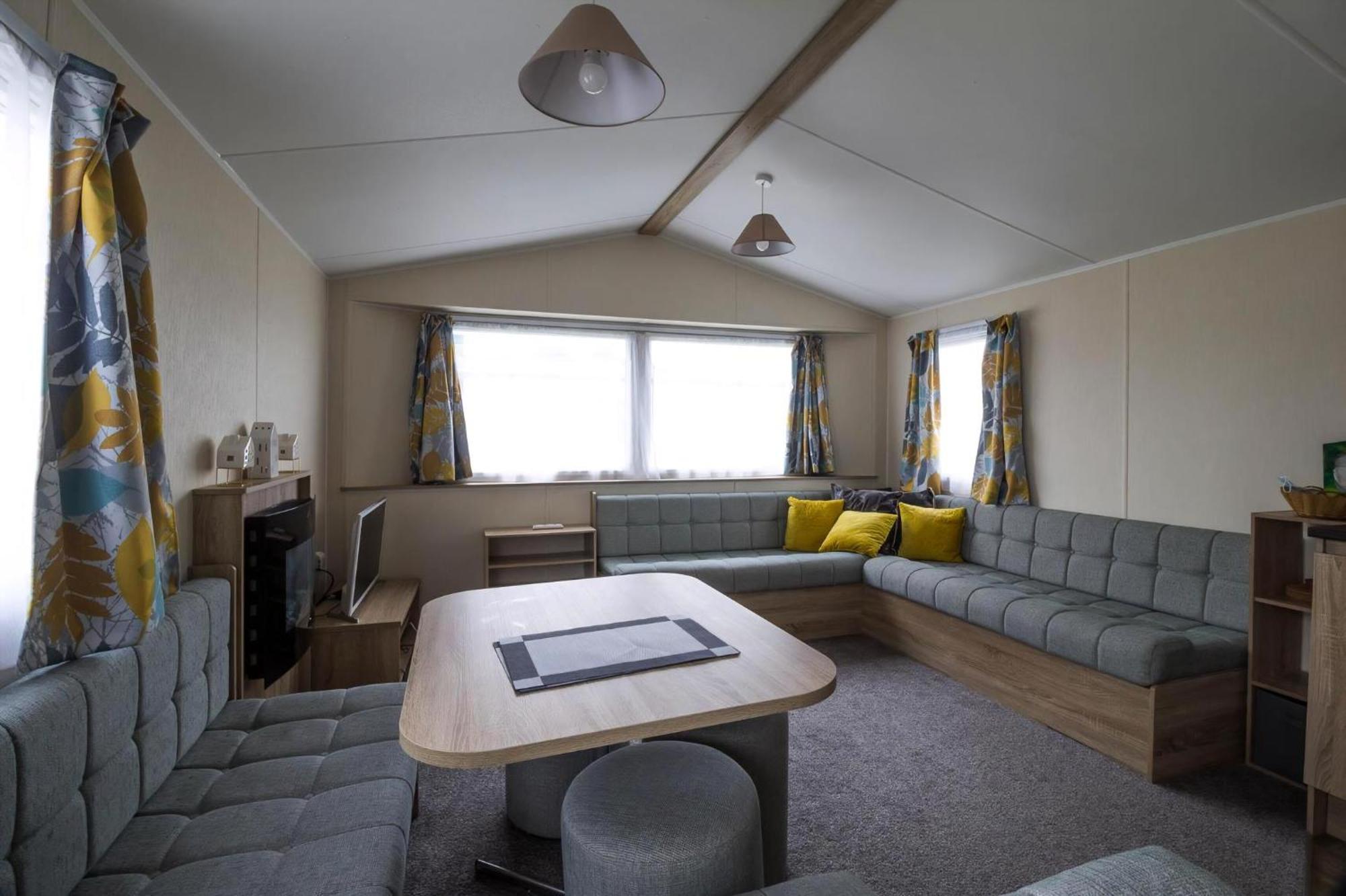Lovely Caravan With Decking At Seawick Holiday Park In Essex Ref 27471Sw Clacton-on-Sea Exteriör bild