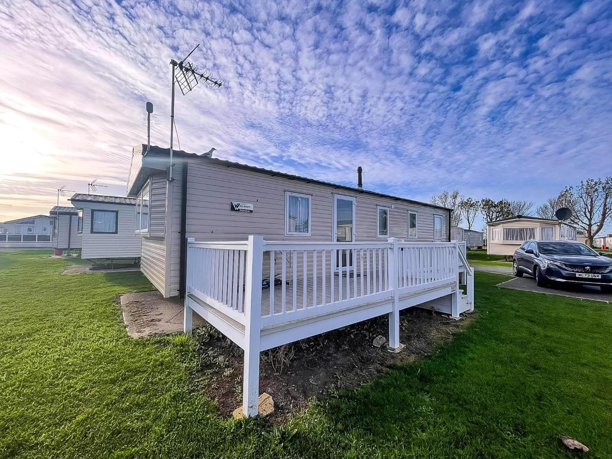 Lovely Caravan With Decking At Seawick Holiday Park In Essex Ref 27471Sw Clacton-on-Sea Exteriör bild